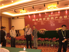 The top management of the company took a cordial group photo with Huang Yi, a famous expert